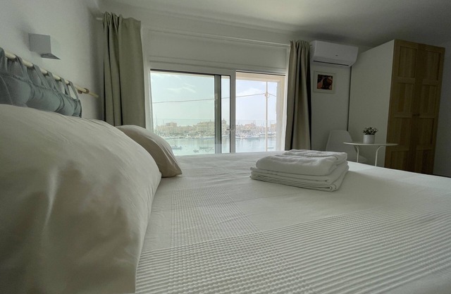 Appartamento Vista Mare con 2 Camere e 3 Bagni, Fronte Spiaggia, Parcheggio