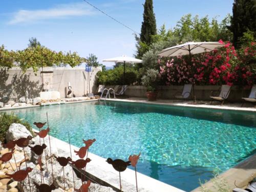 Appartement accueillant avec piscine à Oppède 70 m², vue montagne