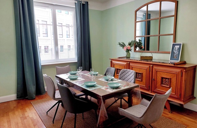 Appartement Ancien Rénové et Spacieux à Louer