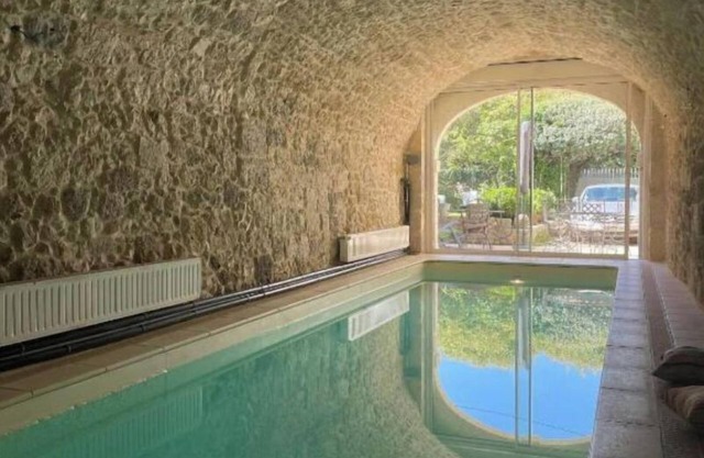 Appartement Avec Accès Piscine et Jardin Dans Hôtel Particulier