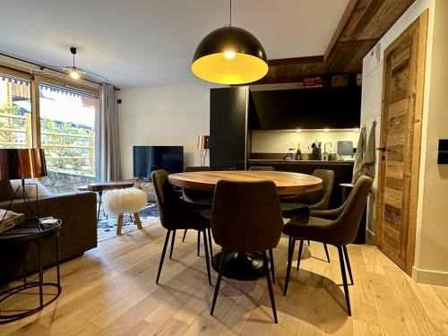 Appartement de standing 3P au pied des pistes, terrase privée, parking, à 350m du centre-village - FR-1-572-294