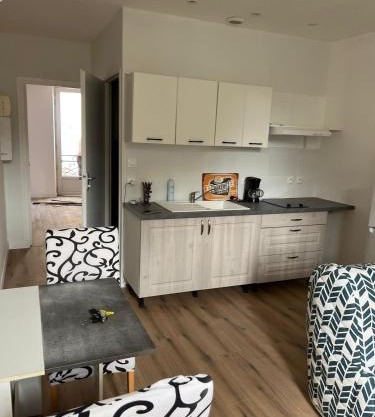 Appartement deux pièces agréable et fonctionnel, Wifi gratuit, boîte à clés, proche commodités et gare routière