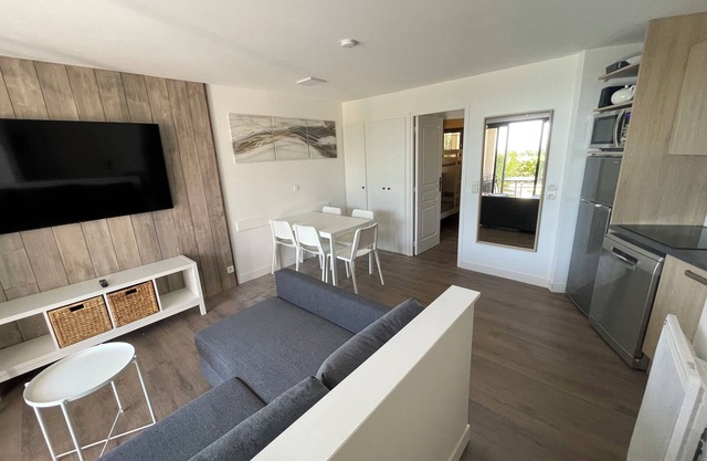 Appartement Meublé Avec Terrasse, vue mer et Accès Piscine
