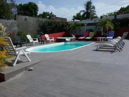 Appartement spacieux à Sainte-Anne avec piscine partagée.