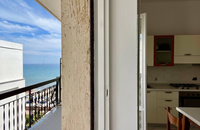 Appartemento sul Lungomare,Via Capri 15 by Tempovacanza