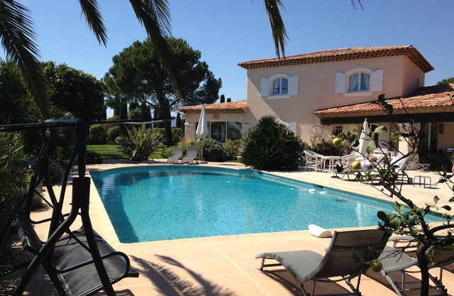 Appartment of charm in a villa of standing with swimming pool
