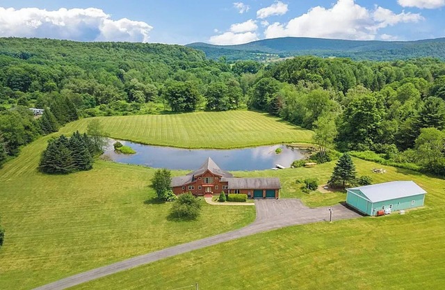 Apple Tree Pond- 13 Private Acres, Huge Swimming/Boating Pond, Sleeps 10