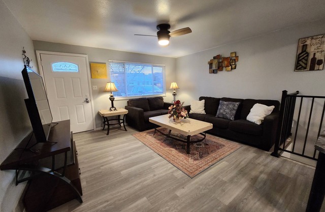Appleblossom Blooming Denver- 6bedrooms, 2bath, one pull out sofa bed