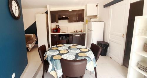 Appt 2 Chambres avec parking privé au centre d'Azay