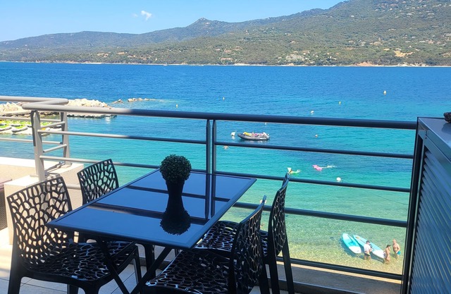 Appt 4 people feet in the water terrace with sea view at 180 degrees