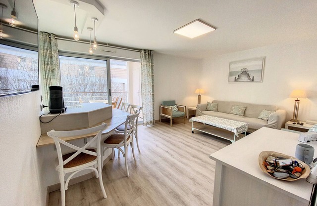 Apt 4 ppl modern and bright, nice terrace, pool