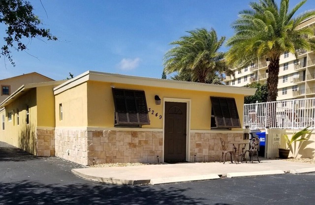 Apt A, Beach block beauty with putting green. Everything for a great Vacation,