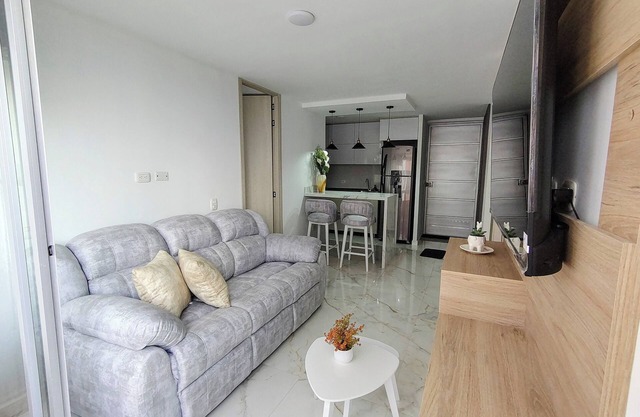 Apt in Giron, 3 blocks from the main park and 15 minutes from the airport!