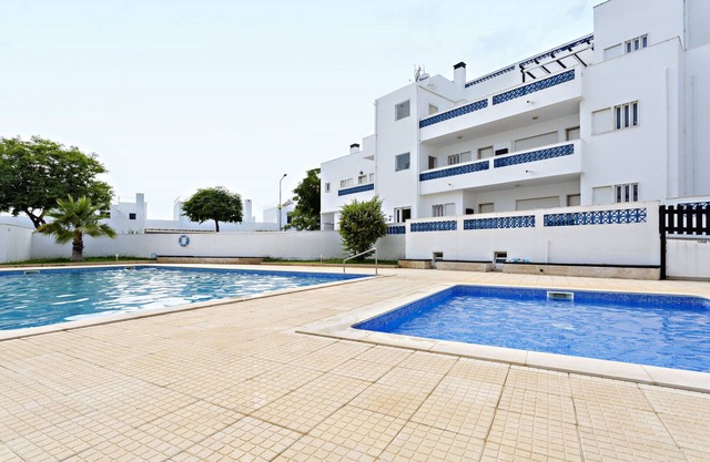 Apt with access to swimming pool and garage space