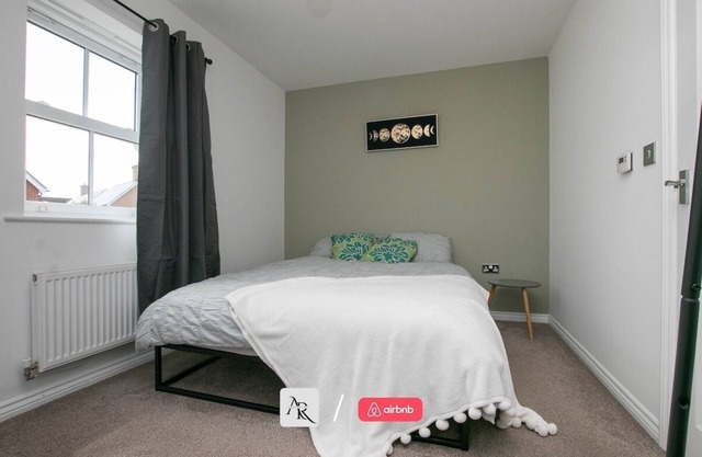 AR Properties Short Lets Colchester | 2 BDR House | Free Parking