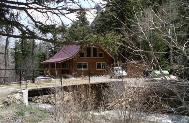 Arapaho Cliffs Log Cabin on Chicago Creek