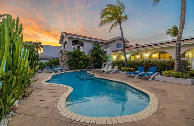 Arashi Sunsets Villa ~ Steps 2 Beach ~ PrivatePool