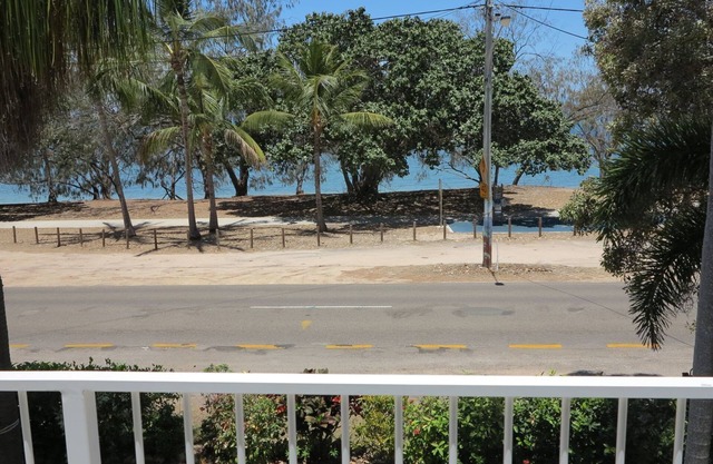 Arcadia Beach Unit 4 - Charming sunny apartment with front row balcony view over Geoffrey Bay