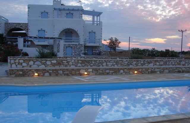 Archipelagos Villas-Villa Antiparos for 10-13 persons with pool close to the sea