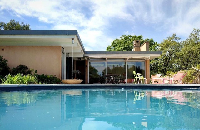 Architect-designed hilltop villa Le puy Sainte Reparade