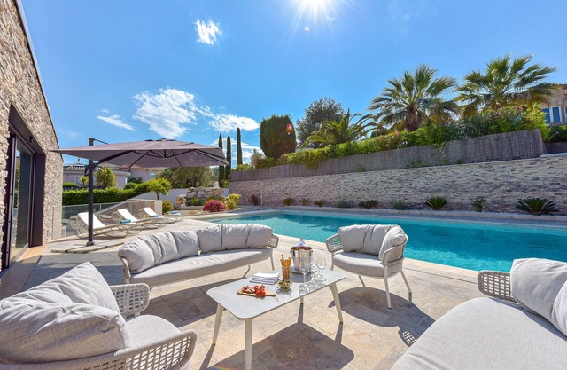 Architect-Designed Villa with Heated Pool for 10 Guests!