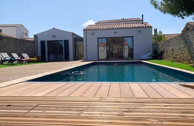 Architect's house Terrace and patio, town center, quiet shops and beaches