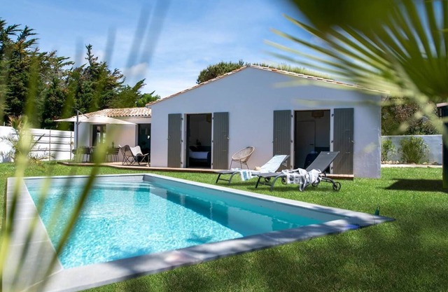 Architect villa with heated pool by the Grenettes beach