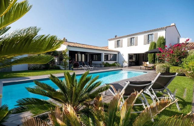 Architect villa for large families with heated pool in la Flotte