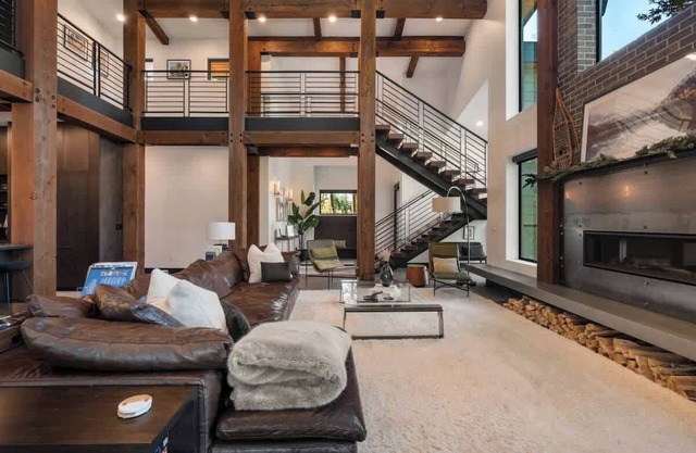 Architecturally-Stunning, Custom Cle Elum Luxury Retreat Main House + Guest Ho
