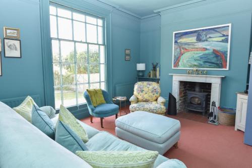 Arden Villa, sleeps 8, moments from the golden sandy beach of Ryde