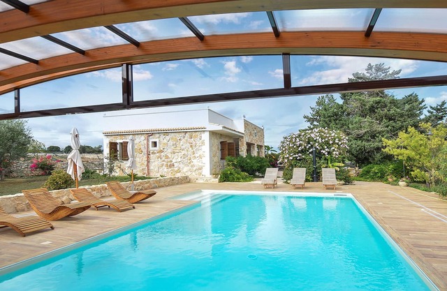 Are you dreaming of a luxurious, sunny vacation with comfort and tranquility? Then this lovely vacat