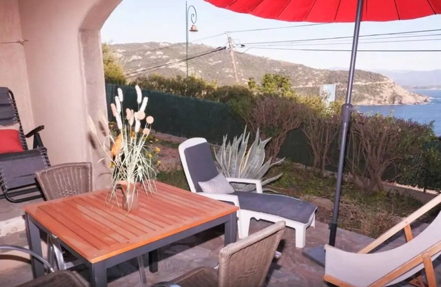 ARIA: Large Studio 3*Clim, magnificent sea view, parking, wifi, near village.