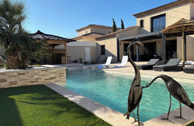ARLES Modern villa with heated pool, jacuzzi and electric hook-up point