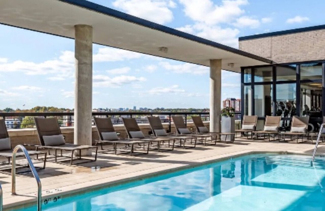 Arlington Rosslyn: Pool, Fitness Center & More for Your Perfect Vacation!