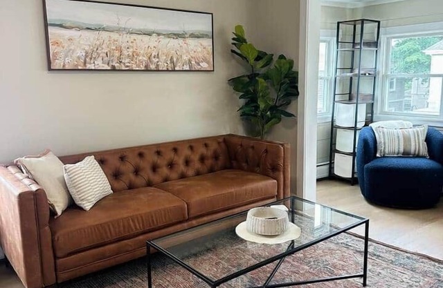 Arnold's: Renovated 2 Bedroom in New Bedford West End, walk to Buttonwood Park