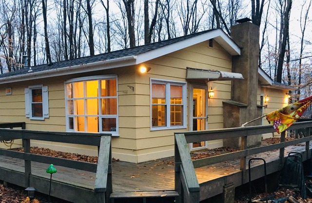 Arrowhead Lake Poconos Cottage, steps from beach & private great room suite
