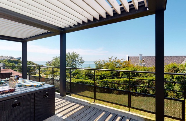 Art Deco villa facing the sea with fireplace, SPA, Billiards and Table football!