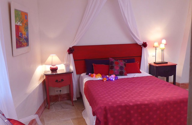 ARTIST HOUSE 3 STARS 17 th with superb views in Roussillon