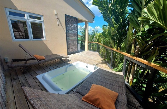 Artist's House With A Breezy Balcony And Whirlpool Tub.