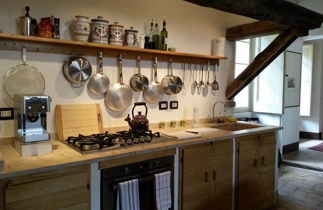 Artist's Retreat: 2 bedroom, 2 bath apartment