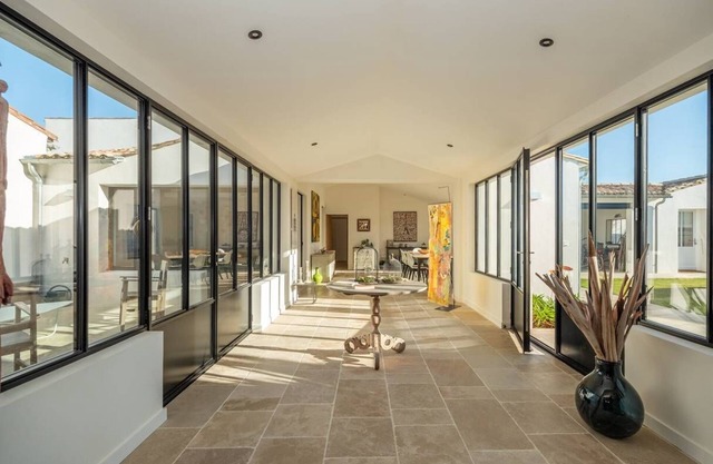 Artist villa in the heart of la Noue