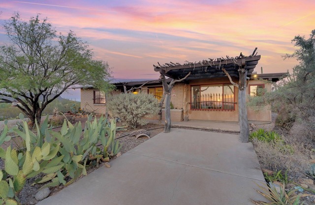 Artist’s Delight, Conveniently Remote Saguaro Saturated Views