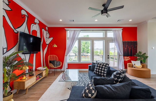 Artsy & Spacious 4BR Retreat -Central Location -Stylish Comfort & Charm