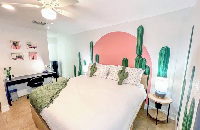 Artsy Studio w/Private Patio 5mins to Airport & Downtown PHX - Sky Harbor Suite