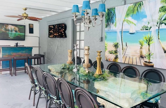 Artsy, water-views, heated pool, tiki, 4Bdrom, 3Bth, Sleeps 10