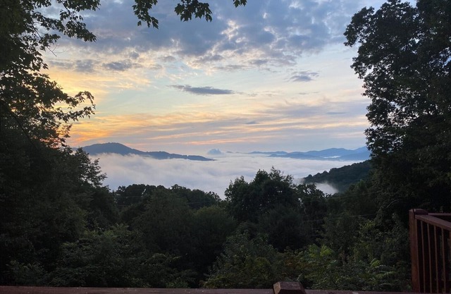 Ascendere - Amazing mountain views, 3 bedroom, 2 bath, central heat/AC, private.