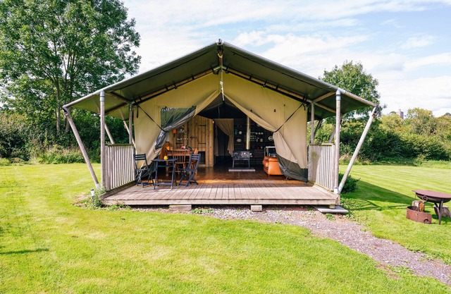 ASH, pet friendly, character holiday cottage, with hot tub in Dalwood