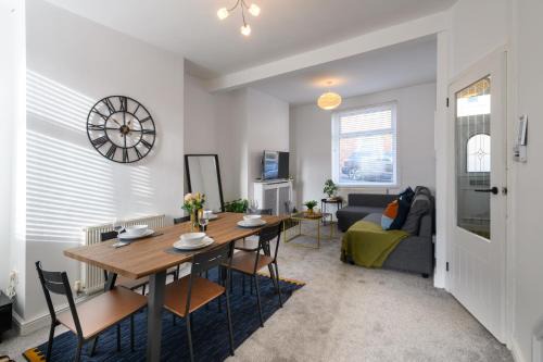 Asher Suite - Cozy 2BR Home with Parking & WIFI