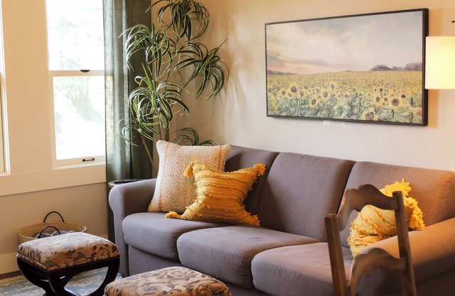 Ashland Group Retreat! The RedTail Inn offers 3 full suites within one booking, sleeping up to 12. Great location for the Shakespeare Festival. Ample space for your large family or friend group.