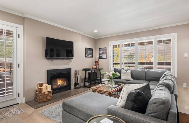 Aspen Winter Stay! 1.5 Blocks to Town | Gas FP, Balcony, Pool & Hot Tub | 3 Baths + Den w/Sofa Bed